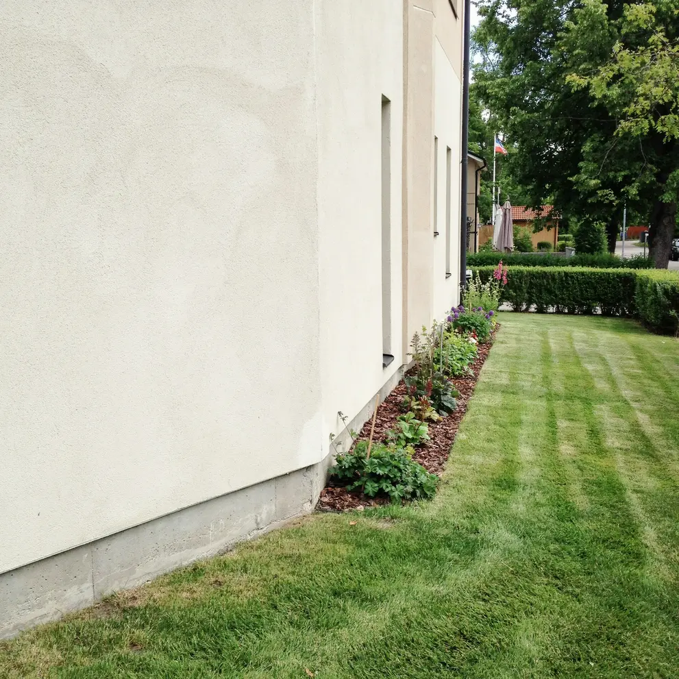 gronyteskotsel tradgardsrenovering grasklippning ograsrensning beskarning renhallning och plantering i parke i bromma solna sundbyberg